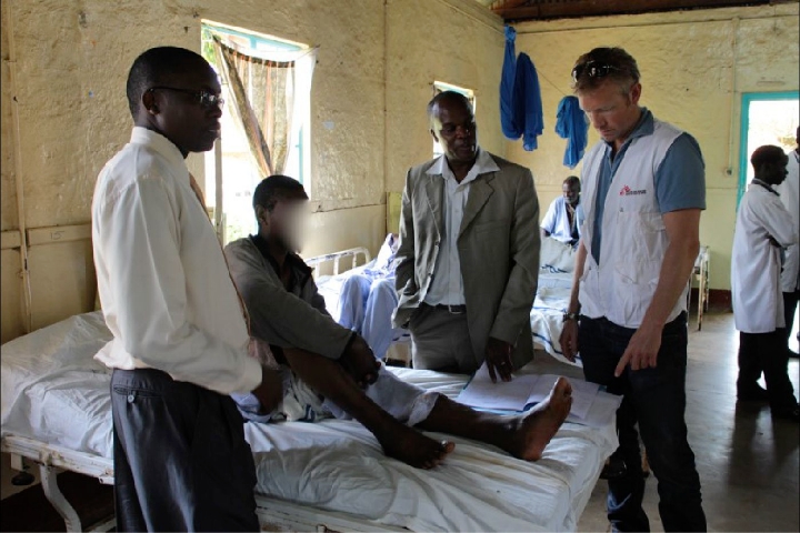 Dr. Knut Erik Hovda with a patient during a methanol poisoning outbreak in Kenya in 2014. © MSF Dr. Knut Erik Hovda with a patient during a methanol poisoning outbreak in Kenya in 2014. © MSF
